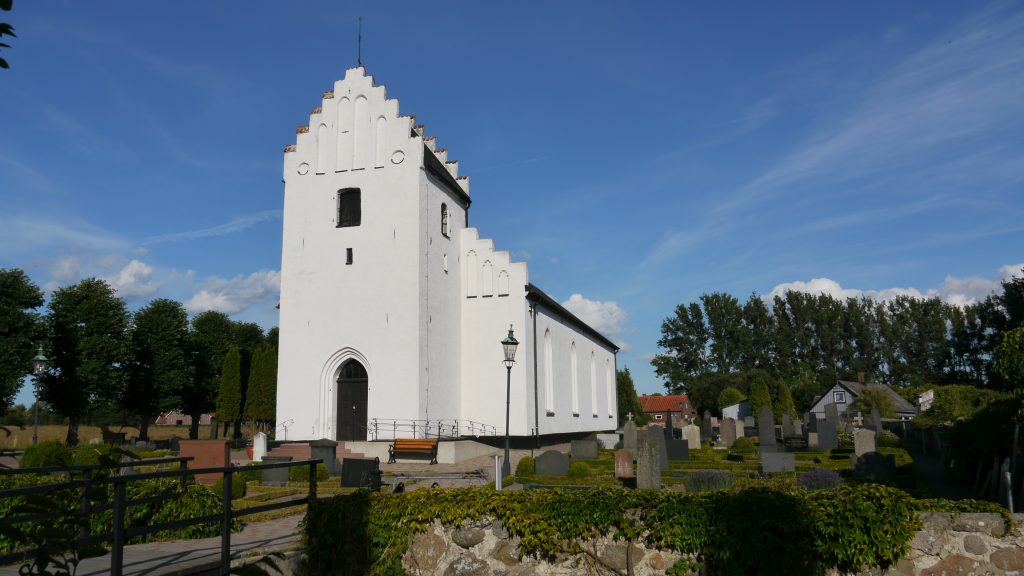 Gamla kyrkogården i Fjärestad med den vitkalkade kyrkan i mitten
