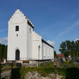 Gamla kyrkogården i Fjärestad med den vitkalkade kyrkan i mitten