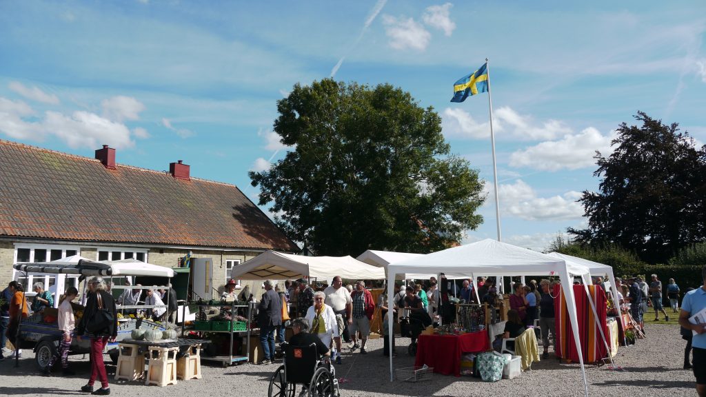 Välbesökt höstmarknad 2022 med den svenska flaggan vajande i bakgrunden
